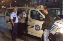 بالصور: البلدية تخالف أحد المحلات التجارية بيافا لعدم إغلاق أبوابه بعد منتصف الليل